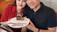 Tak ketinggalan Anang dan Ashanty mendapat kejutan kue dari anak-anaknya. Kue tersebut bertulisan Happy Wedding Anniversary Ayah dan Bunda. Foto: Instagram/@ananghijau