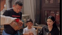 Tak kalah romantis momen menikmati teh saat mereka liburan di China. Dalam momen ini, Anang dan Ashanty mengajak Arsya dan Arsy Foto: Instagram/@ananghijau