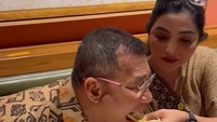 Saat liburan ke Bali, Anang dan Ashanty mampir ke restoran Turki. Dalam momen tersebut Ashanty menyuapkan makanan ke suami tercintanya. Foto: Instagram/@ananghijau