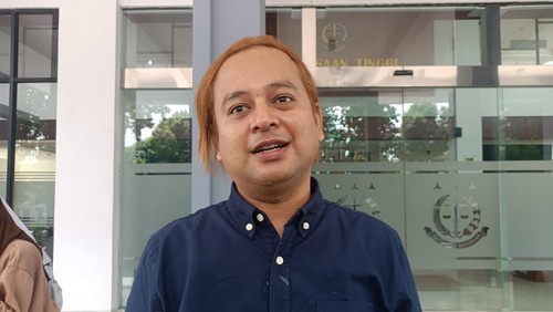 Anggota DPRD NTB, Abdul Rahim, seusai diperiksa penyidik Kejati NTB terkait dugaan korupsi pokir 2025, Kamis (24/7/2025). (Abdurrasyid Efendi/detikBali)