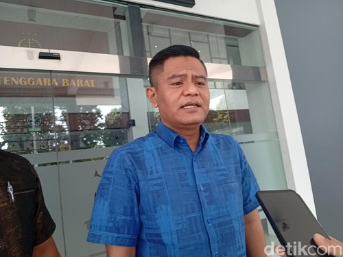 Anggota DPRD NTB Indra Jaya Usman usai diperiksa penyidik Kejati NTB terkait dugaan korupsi pokir 2025, Kamis (24/7/2025)