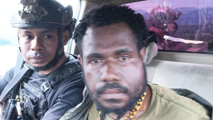 Anggota KKB Roberth Wenda (kanan) saat diamankan Satgas Operasi Damai Cartenz di Jayawijaya.