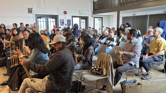 Angklung Menggema di Jantung San Francisco Maestro angklung Sam Udjo untuk pertama kalinya hadir di San Francisco dalam workshop dan pertunjukan kolaboratif di Community Music Center, Minggu (20/7/2025). Acara ini menghubungkan publik Bay Area dan pelaku seni lokal melalui pelatihan langsung, workshop interaktif, hingga pertunjukan live angklung.