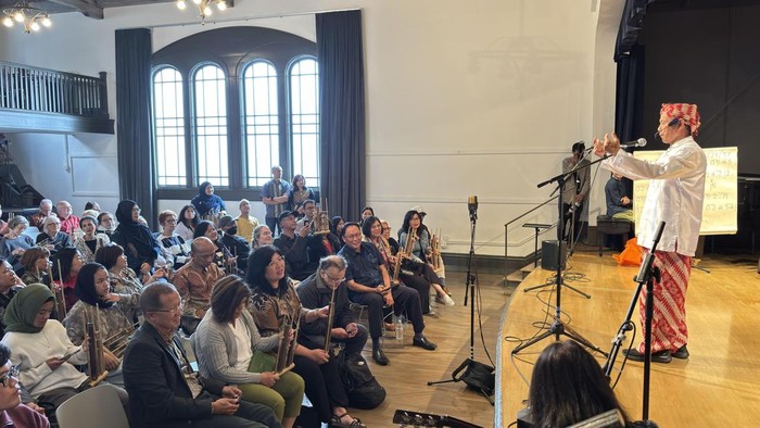 Angklung Menggema di Jantung San Francisco Maestro angklung Sam Udjo untuk pertama kalinya hadir di San Francisco dalam workshop dan pertunjukan kolaboratif di Community Music Center, Minggu (20/7/2025). Acara ini menghubungkan publik Bay Area dan pelaku seni lokal melalui pelatihan langsung, workshop interaktif, hingga pertunjukan live angklung.