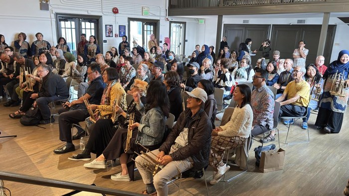 Angklung Menggema di Jantung San Francisco Maestro angklung Sam Udjo untuk pertama kalinya hadir di San Francisco dalam workshop dan pertunjukan kolaboratif di Community Music Center, Minggu (20/7/2025). Acara ini menghubungkan publik Bay Area dan pelaku seni lokal melalui pelatihan langsung, workshop interaktif, hingga pertunjukan live angklung.