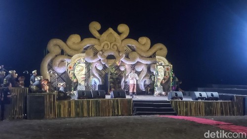 Asisten Deputi Pengembangan Amenitas dan Aksesibilitas Pariwisata Wilayah II Kemenpar RI Dwi Marhen Yono saat menyampaikan sambutan di Lovina Festival 2025, Kamis (24/7/2025). (Made Wijaya Kusuma)