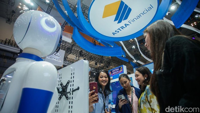 Pengunjung beraktivitas di booth Astra Financial di GIIAS 2025, Kamis (24/7/2025). Tak hanya mendapatkan literasi financial, pengunjung juga dapat bermain permainan astra brick untuk mengisi waktu luang saat mengunjungi GIIAS. Mengusung tema “Innovation in Motion,” sebagai wujud aspirasi Astra Financial untuk terus bergerak maju menghadirkan inovasi layanan keuangan terbaik dan berkelanjutan.
