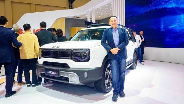 Anggota DPR RI sekaligus Ketua MPR RI ke-15, Bambang Soesatyo (Bamsoet) memberikan apresiasi atas peluncuran mobil hybrid terbaru BAIC BJ30