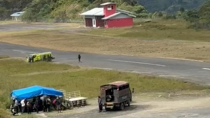 Kelompok kriminal bersenjata (KKB) melepaskan tembakan di Bandara Bilorai Sugapa, Kabupaten Intan Jaya, Papua Tengah.