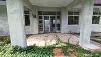 Memasuki komplek sekolah, suasananya begitu sunyi dan tidak ada aktivitas apa pun. Tidak ada seorang pun yang dapat ditemui di sekolah tersebut. Bagian halaman sekolah pun banyak ditumbuhi rumput liar yang sangat rimbun. 