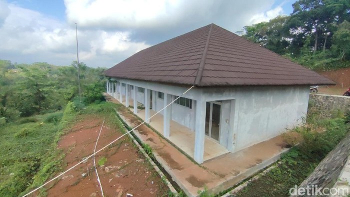 Bangunan SMKN 1 Cijeungjing Ciamis yang tak terawat dan rusak sebelum sempat diisi murid. Bangunan SMKN 1 Cijeungjing Ciamis yang tak terawat dan rusak sebelum sempat diisi murid.