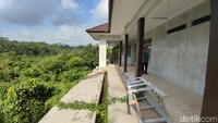 Bangunan sekolah tersebut dibangun di pinggir tebing yang di bawahnya terdapat Sungai Cimuntur. Beberapa titik pada bagian samping bangunan ambles, ruang kelas dan juga ruang guru diduga tidak layak ditempati karena khawatir ambruk. Retakan-retakan nampak jelas di bagian dinding, lantai hingga plafon bangunan. Di dalam bangunan pun tidak terdapat meja atau kursi.