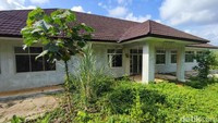 Bangunan sekolah di Dusun Sukalena, Desa Cijeungjing, Kecamatan Cijeungjing, Kabupaten Ciamis, memang belum pernah digunakan untuk aktivitas belajar mengajar. Sejak selesai dibangun sekitar tahun 2024, benteng bangunan sekolah itu ambles dan tidak aman untuk digunakan. Akhirnya bangunan pun dibiarkan rusak dan tidak terawat.