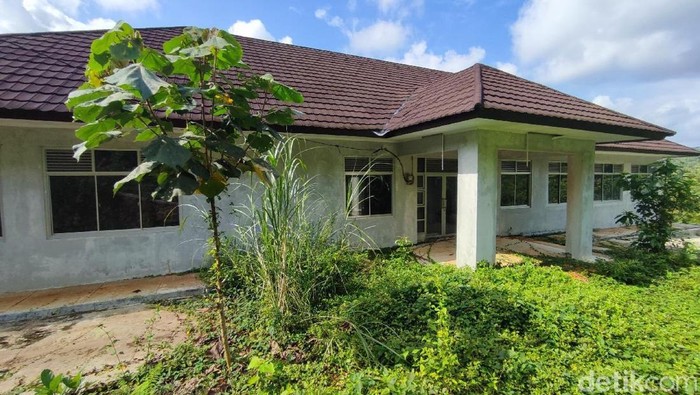 Bangunan SMKN 1 Cijeungjing Ciamis yang tak terawat dan rusak sebelum sempat diisi murid. Bangunan SMKN 1 Cijeungjing Ciamis yang tak terawat dan rusak sebelum sempat diisi murid.