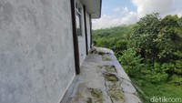 Pantauan detikJabar di lokasi, tidak ada papan nama sekolah baik di gerbang atau pun di area bangunan. Jalan ke area bangunan sekolah dari jalan desa pun masih tanah merah dengan jarak sekitar 100 meter. Sesampainya di lokasi, terlihat hanya ada 3 bangunan, yang sepertinya untuk ruang guru, ruang kelas dan satu bangunan toilet.