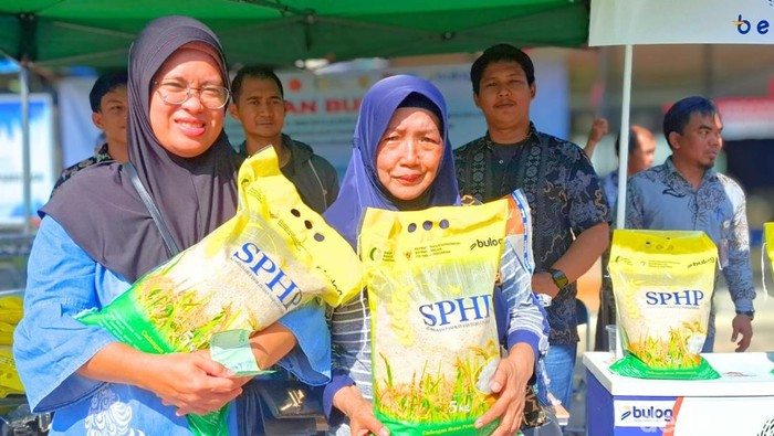 Raut gembira terpancar dari warga Kelurahan Pamusian, Kota Tarakan, saat menghadiri Penyaluran Bantuan Pangan dan Gerakan Pangan Murah (GPM) Beras Stabilisasi Pasokan dan Harga Pangan (SPHP) di Kantor Kelurahan Pamusian (Markoni), Kamis (24/7) pukul 14.00 Wita.