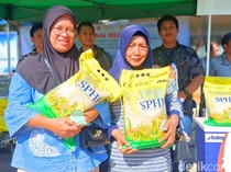 Raut Gembira Warga Pamusian Terima Bantuan Beras 20 Kg