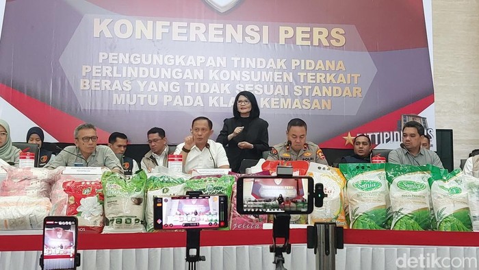 Bareskrim Polri gelar jumpa pers kasus beras oplosan. (Rumondang/detikcom)