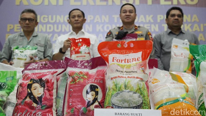 Bareskrim Polri Gulung Sindikat Beras Oplosan Direktur Tindak Pidana Ekonomi Khusus (Dirtipideksus) sekaligus Kepala Satgas Pangan Polri, Brigjen Pol Helfi Assegaf memberikan keterangan pers terkait kasus beras oplosan di Gedung Bareskrim Polri, Jakarta, Kamis (24/7/2025). Polisi menegaskan beras oplosan ditemukan pada kemasan premium maupun medium.