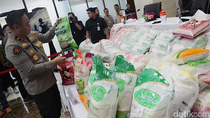 Direktur Tindak Pidana Ekonomi Khusus (Dirtipideksus) sekaligus Kepala Satgas Pangan Polri, Brigjen Pol Helfi Assegaf memberikan keterangan pers terkait kasus beras oplosan di Gedung Bareskrim Polri, Jakarta, Kamis (24/7/2025). Polisi menegaskan beras oplosan ditemukan pada kemasan premium maupun medium.