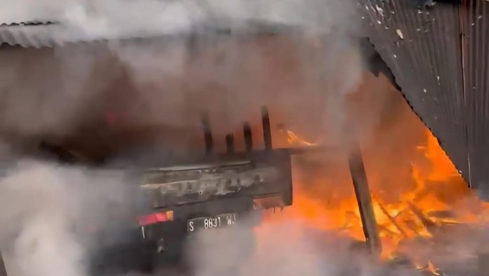 Bengkel produksi mebel Jombang terbakar hebat