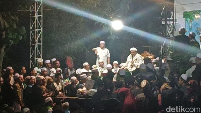 Acara tabligh akbar yang menghadirkan Habib Rizieq Shihab di Desa Pegundan, Kecamatan Petarukan, Kabupaten Pemalang, Jawa Tengah, pada Rabu (23/7/2025) malam, diwarnai bentrokan.