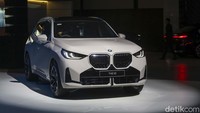 Mobil dari koleksi BMW Group Indonesia tampil di BMW Group Pavilion di Gaikindo Indonesia International Auto Show (GIIAS) 2025, Kabupaten Tangerang, Rabu (23/7/2025). BMW Pavillion menempati area paling premium di Convention Hall, Indonesia Convention Exhibition (ICE) BSD mulai hari ini hingga 3 Agustus 2025.