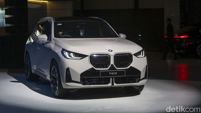 Mobil dari koleksi BMW Group Indonesia tampil di BMW Group Pavilion di Gaikindo Indonesia International Auto Show (GIIAS) 2025, Kabupaten Tangerang, Rabu (23/7/2025). BMW Pavillion menempati area paling premium di Convention Hall, Indonesia Convention Exhibition (ICE) BSD mulai hari ini hingga 3 Agustus 2025.