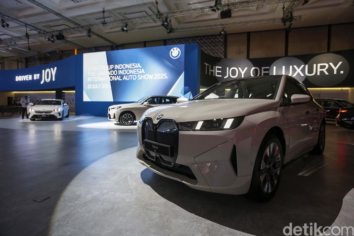 Mobil dari koleksi BMW Group Indonesia tampil di BMW Group Pavilion di Gaikindo Indonesia International Auto Show (GIIAS) 2025, Kabupaten Tangerang, Rabu (23/7/2025). BMW Pavillion menempati area paling premium di Convention Hall, Indonesia Convention Exhibition (ICE) BSD mulai hari ini hingga 3 Agustus 2025.