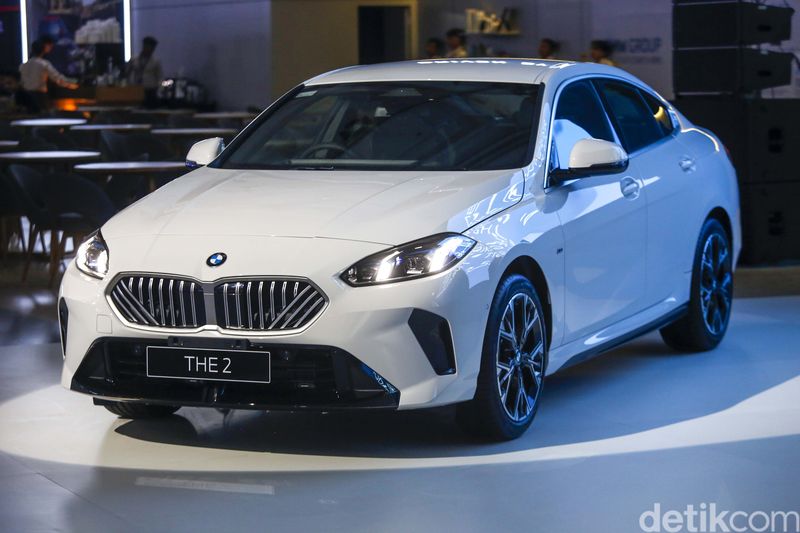 Mobil dari koleksi BMW Group Indonesia tampil di BMW Group Pavilion di Gaikindo Indonesia International Auto Show (GIIAS) 2025, Kabupaten Tangerang, Rabu (23/7/2025). BMW Pavillion menempati area paling premium di Convention Hall, Indonesia Convention Exhibition (ICE) BSD mulai hari ini hingga 3 Agustus 2025.
