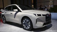 BMW iX 2025 diklaim mampu menempuh jarak impresif hingga 701 kilometer berdasarkan siklus WLTP.