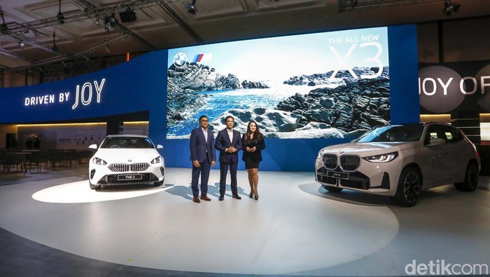 BMW Tampilkan Deretan Model Baru di GIIAS 2025 Mobil dari koleksi BMW Group Indonesia tampil di BMW Group Pavilion di Gaikindo Indonesia International Auto Show (GIIAS) 2025, Kabupaten Tangerang, Rabu (23/7/2025). BMW Pavillion menempati area paling premium di Convention Hall, Indonesia Convention Exhibition (ICE) BSD mulai hari ini hingga 3 Agustus 2025.