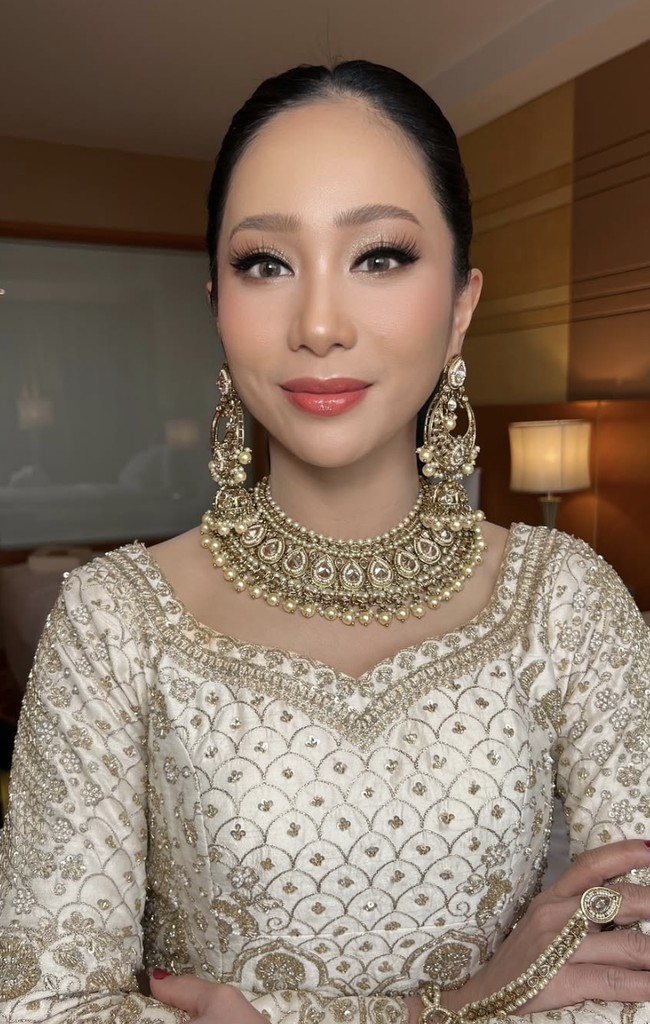 Dalam busana putih gading, aktris 38 tahun itu terlihat seperti putri bangsawan India. Perhiasan berat dan detail bordir yang mewah menjadi pusat perhatian. Foto: dok. Instagram @bungazainal05