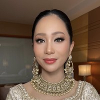Dalam busana putih gading, aktris 38 tahun itu terlihat seperti putri bangsawan India. Perhiasan berat dan detail bordir yang mewah menjadi pusat perhatian. Foto: dok. Instagram @bungazainal05