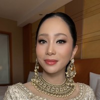 Tak hanya dalam balutan warna terang, Bunga juga tampil mempesona dalam busana berwarna putih gading dengan bordir emas. Gaun bergaya India klasik ini menonjolkan kesan anggun dan berkelas.  Foto: dok. Instagram @bungazainal05