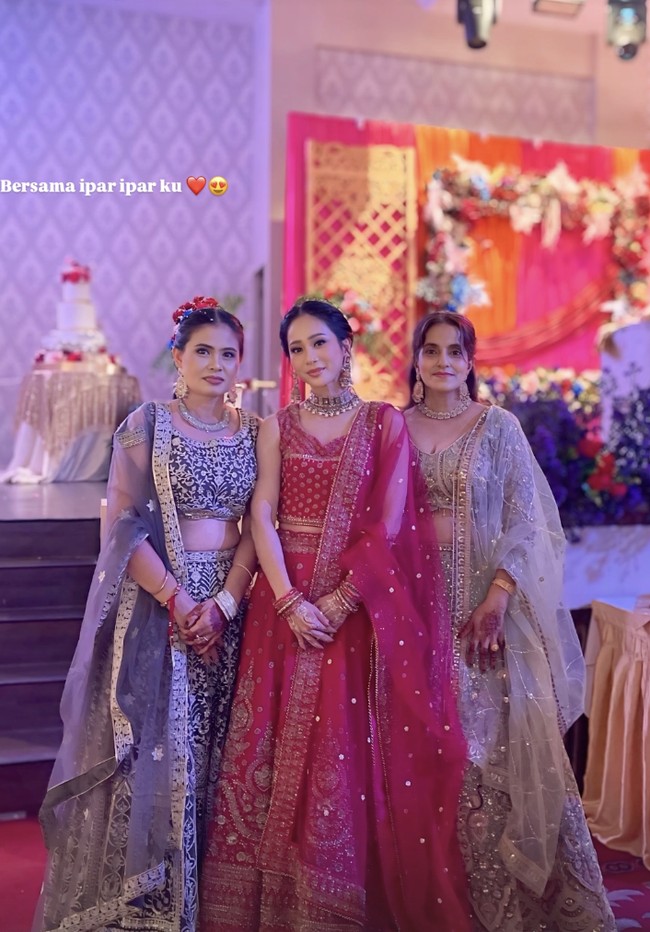 Dengan ekspresi percaya diri dengan busana yang sesuai tema pernikahan, Bunga berhasil menampilkan aura selebriti Bollywood di tengah suasana kekeluargaan. Foto: dok. Instagram @bungazainal05