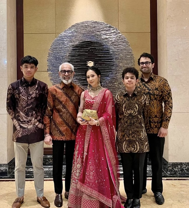 Bunga Zainal tampil berbeda dengan lehenga, busana khas India, saat menghadiri pernikahan dari keluarga sang suami, produser film Sukhdev Singh. Digelar di Medan, acara keluarga besar itu menjadi panggung bagi penampilan Bunga bak artis Bollywood. Foto: dok. Instagram @bungazainal05