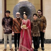 Bunga Zainal tampil berbeda dengan lehenga, busana khas India, saat menghadiri pernikahan dari keluarga sang suami, produser film Sukhdev Singh. Digelar di Medan, acara keluarga besar itu menjadi panggung bagi penampilan Bunga bak artis Bollywood. Foto: dok. Instagram @bungazainal05