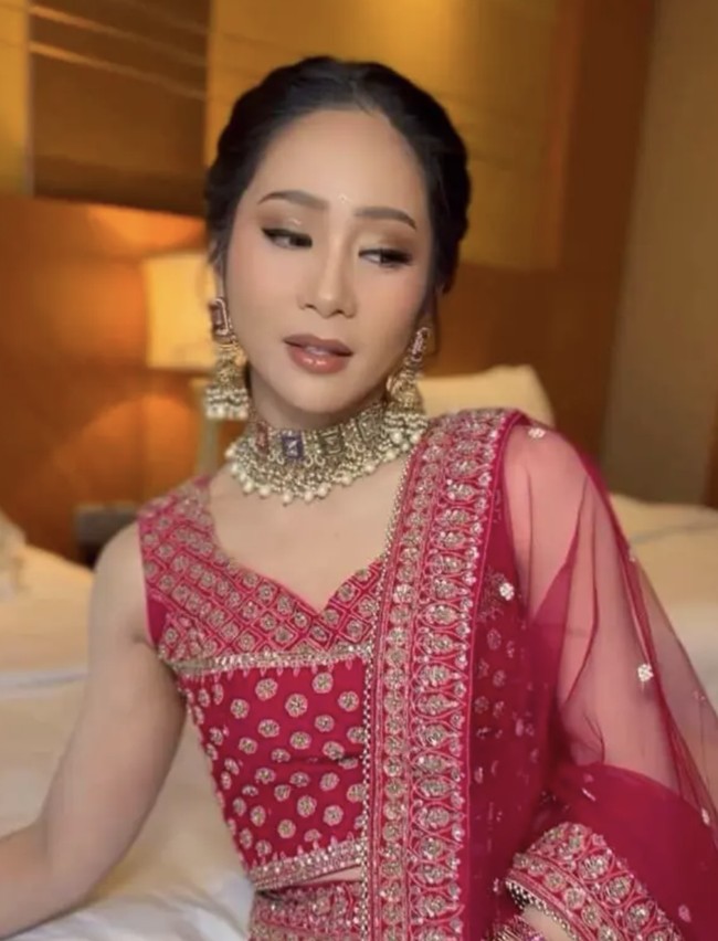 Dalam momen utama, Bunga mengenakan lehenga choli berwarna fuchsia pink dengan bordir emas. Siluet busananya yang klasik dan warna yang mencolok memberi kesan mewah yang cocok untuk pesta pernikahan bertema India. Foto: dok. Instagram @bungazainal05