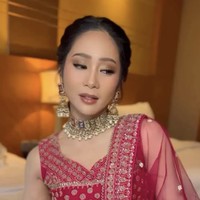 Dalam momen utama, Bunga mengenakan lehenga choli berwarna fuchsia pink dengan bordir emas. Siluet busananya yang klasik dan warna yang mencolok memberi kesan mewah yang cocok untuk pesta pernikahan bertema India. Foto: dok. Instagram @bungazainal05