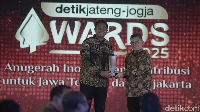 Pemred detikcom, Alfito Deannova Gintings memberi penghargaan kepada Bupati Klaten Hamenang Wajar Ismoyo, S.I.Kom di Gedung Gradhika Bhakti Praja, Semarang, Rabu (23/7/2025).