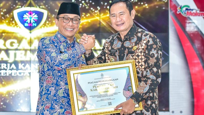 Bupati Lamongan menerima penghargaan dari Kepala BKN Zudan Arif Fakrulloh.