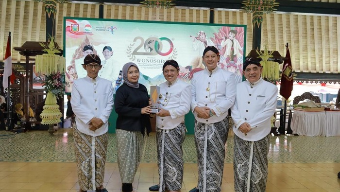 Wakil Manager Regional detikcom Erna Mardiana menyerahkan detikJateng-Jogja Awards 2025 kepada Bupati Wonosobo Afif Nurhidayat, Kamis (24/7/2025).