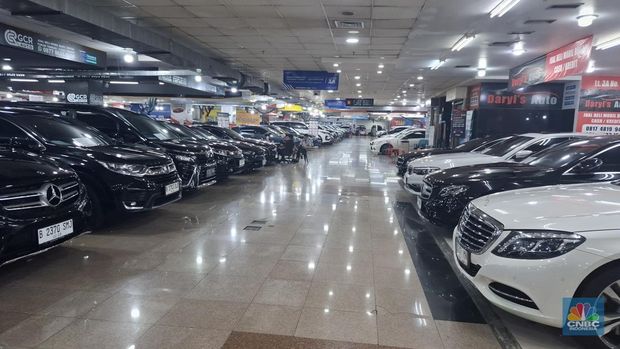 Bursa mobil bekas WTC Mangga Dua, Jakarta Utara, Kamis (24/7/2025). (CNBC Indonesia/Chandra)