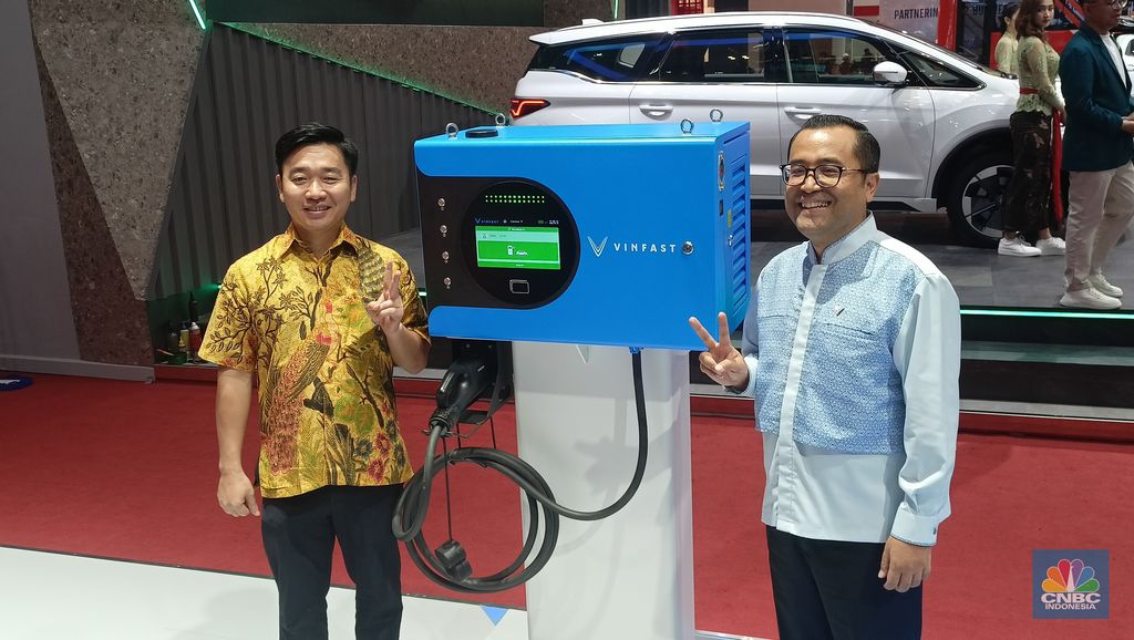 CEO VinFast Kariyanto Hardjosoemarto dan CEO VGreen Edison Mai dalam diskusi ekslusif dengan beberapa media di GIIAS, Kamis (24/7/2025). (CNBC Indonesia/Ferry Sandi)