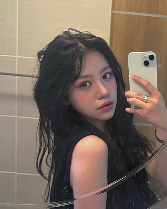 Seorang aktris pendatang baru Chae Bin sukses mencuri perhatian berkat parasnya yang dinilai mirip bintang drama Korea Moving, Go Yoon Jung. Foto: dok. Instagram @chxxbin_2