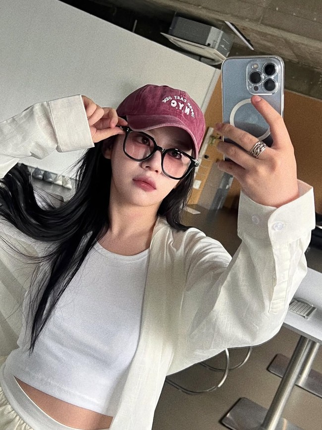Chae Bin dinilai mulai terlihat mirip Go Yoon Jung sejak bulan Mei 2024. Sebelumnya, wajahnya dinilai cukup berbeda. Perubahan di area hidung, bibir, dan matanya paling menjadi sorotan. Foto: dok. Instagram @chxxbin_2