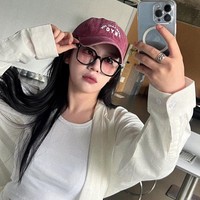 Chae Bin dinilai mulai terlihat mirip Go Yoon Jung sejak bulan Mei 2024. Sebelumnya, wajahnya dinilai cukup berbeda. Perubahan di area hidung, bibir, dan matanya paling menjadi sorotan. Foto: dok. Instagram @chxxbin_2