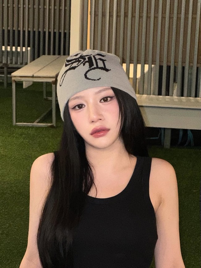 Topik kemiripan Chae Bin dan Go Yoon Jung mulai viral dengan salah satu postingan di forum komunitas yang sudah dilihat lebih dari 159 ribu kali. Netizen pun membandingkan keduanya. Foto: dok. Instagram @chxxbin_2