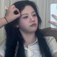Chae Bin diketahui berada di bawah naungan agensi Triple A Entertainment. Wajah cantiknya kini menjadi perbincangan di forum komunitas Korea karena kemiripan gaya berpakaian dan fitur wajahnya dengan Go Yoon Jung. Foto: dok. Instagram @chxxbin_2